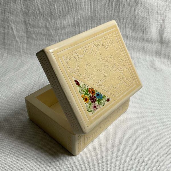 Artesanías - Caja con aves, peces y flores